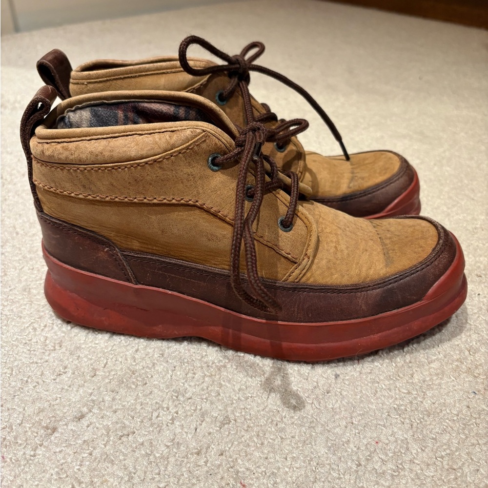 Vintage brown leather Cole Haan ankle snow boots.